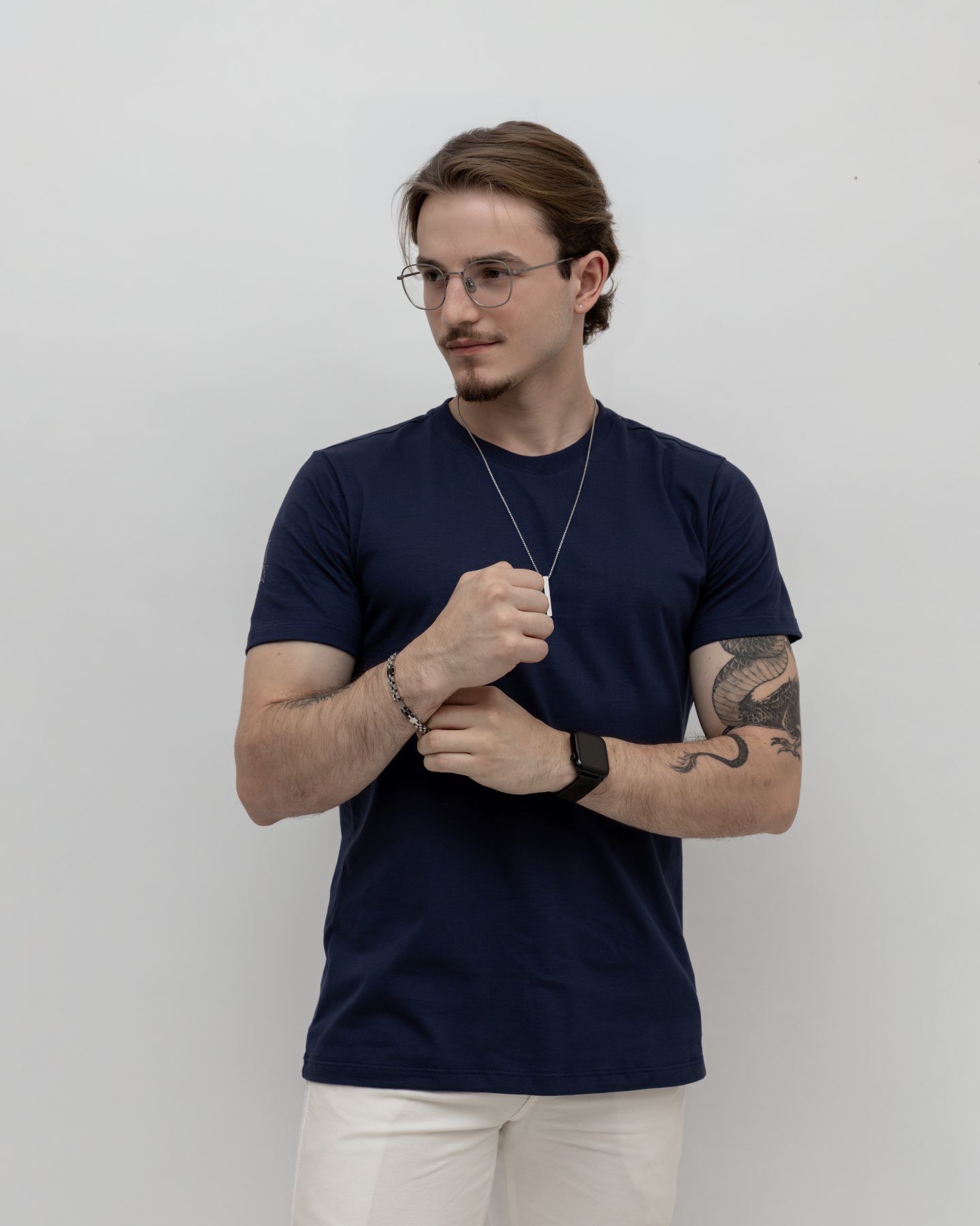 Igor com camiseta azul-marinho e óculos