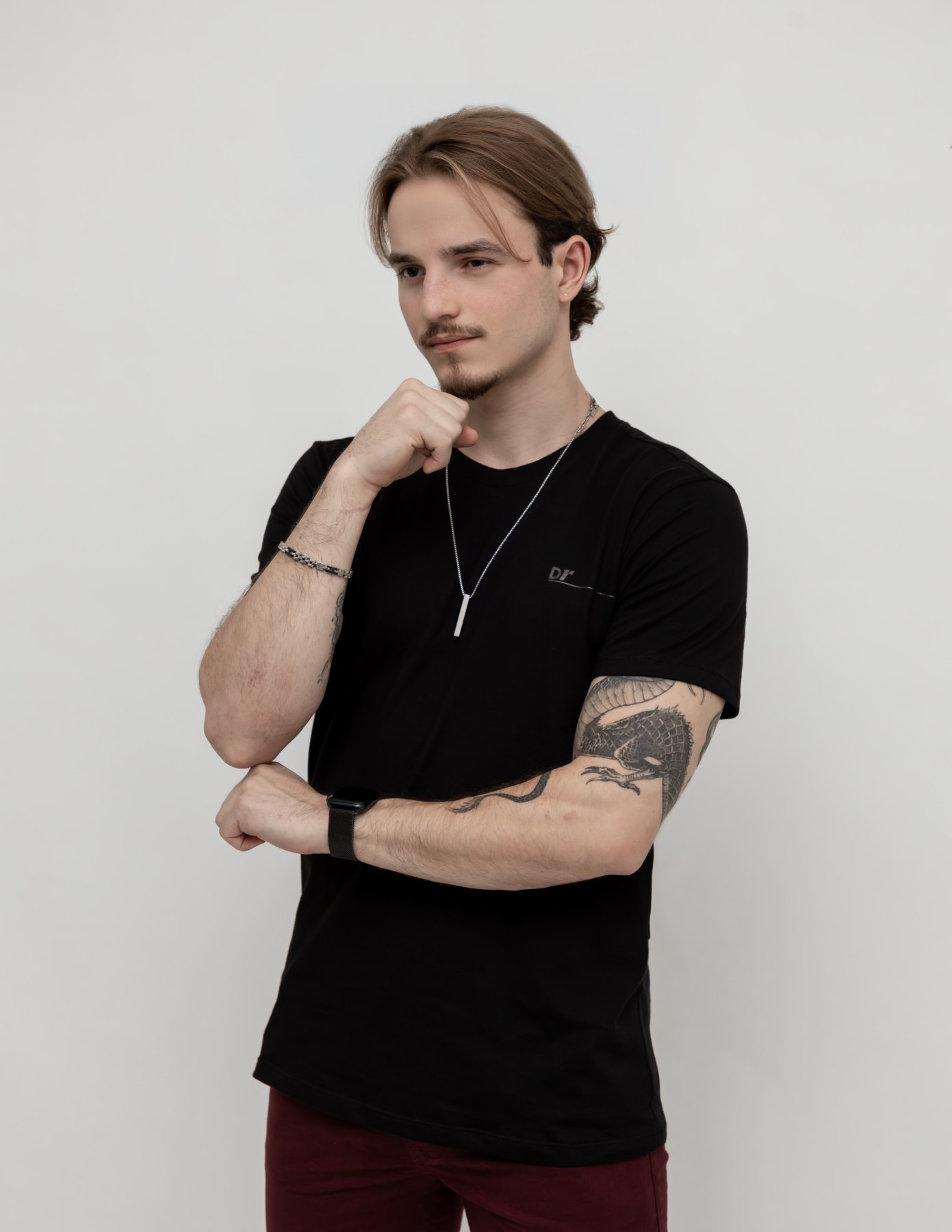 Igor de camiseta preta, mão apoiada no queixo