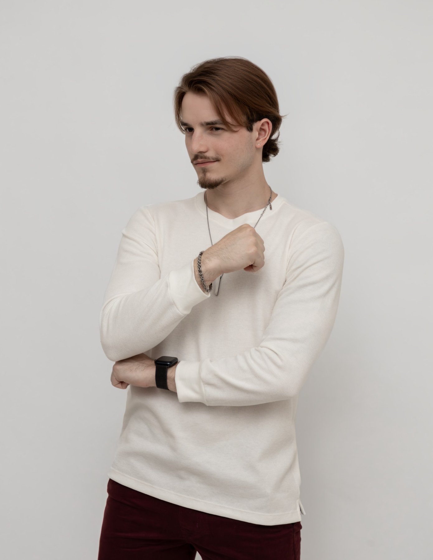 Igor de tricô off-white, braços cruzados